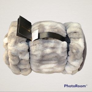 Mon Chateau Luxe Faux Fur Throw